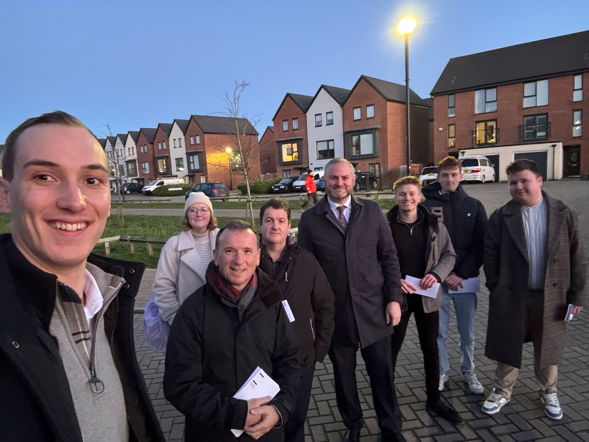 Great to be back down the Vale campaigning with @AlunCairns and his team this evening. It was also a pleasure to meet the Minister of State for Health and Secondary Care, Andrew Stephenson.