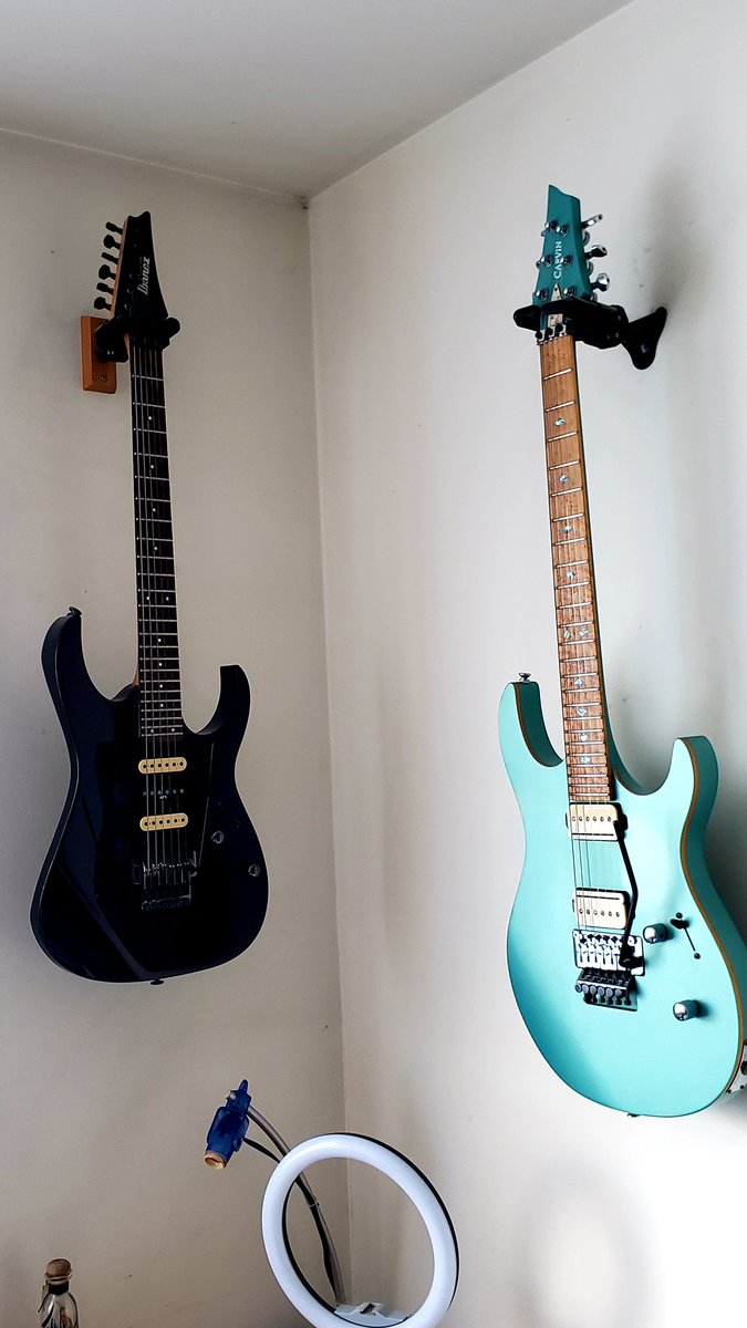 Da corner in studio R. #electricguitar #ibanezguitars #ibanezprestige #ibanezRg #dimarzio #seymourduncan #kieselguitars #carvinguitars #carvindc600 #blueguitar #guitarist #guitar #superstrat #floydrose #guitarphotography #guitarpics #guitarheaven #guitarland #guitargear