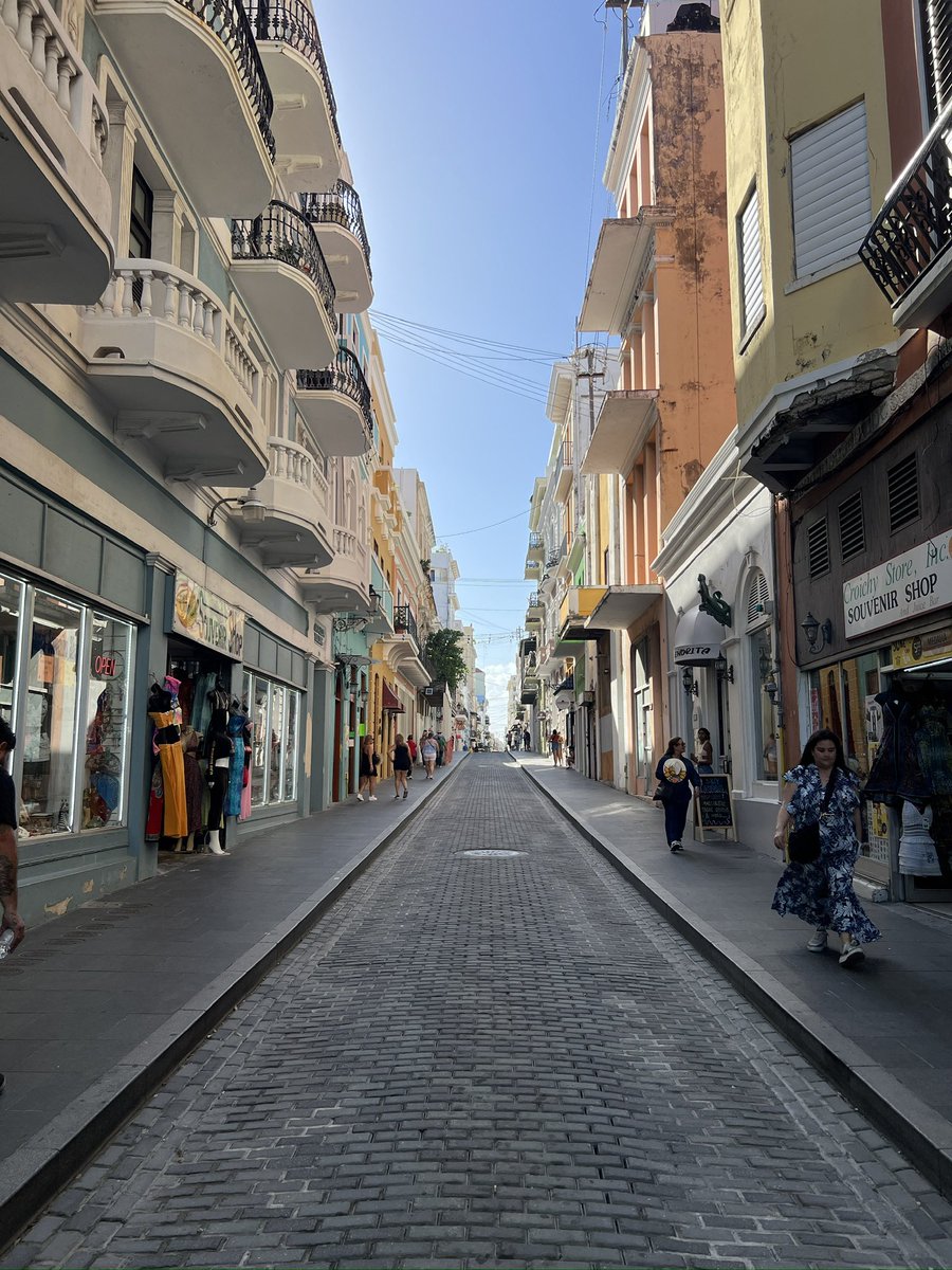 Por un Viejo San Juan así. 🥂

Sin carros.