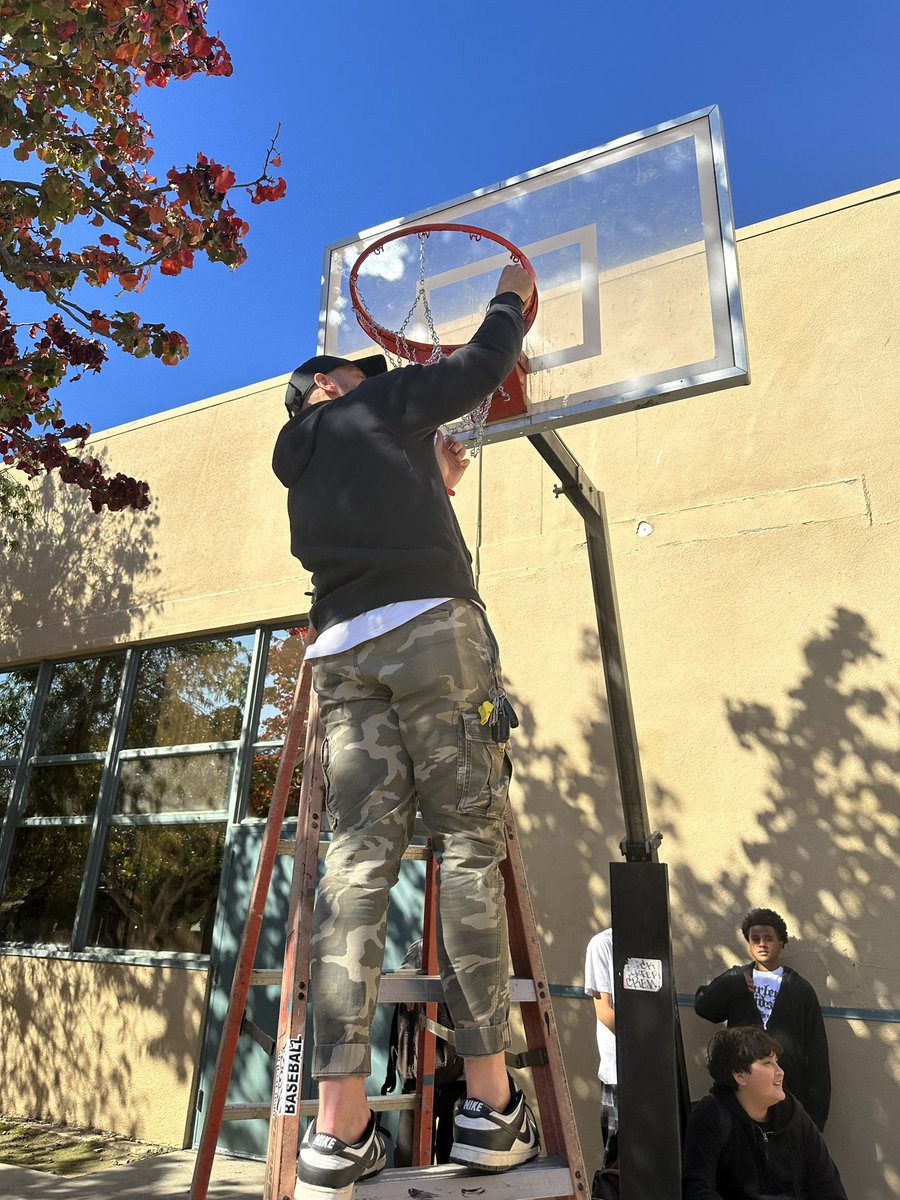 When you love your students, you share memories and moments that matter from your childhood. Chain nets were always my thing! #hooplife #HTM💛💙 <a href="/hightechhigh/">High Tech High</a>