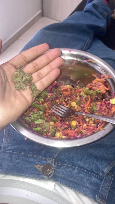 Un poco de escalada con weed para bajar el guayabo qu&iacute;mico que cargo https://t.co/eB1amEhZgy<a href="/tag/weedlovers"class="tags"><span>#weedlovers</span></a>