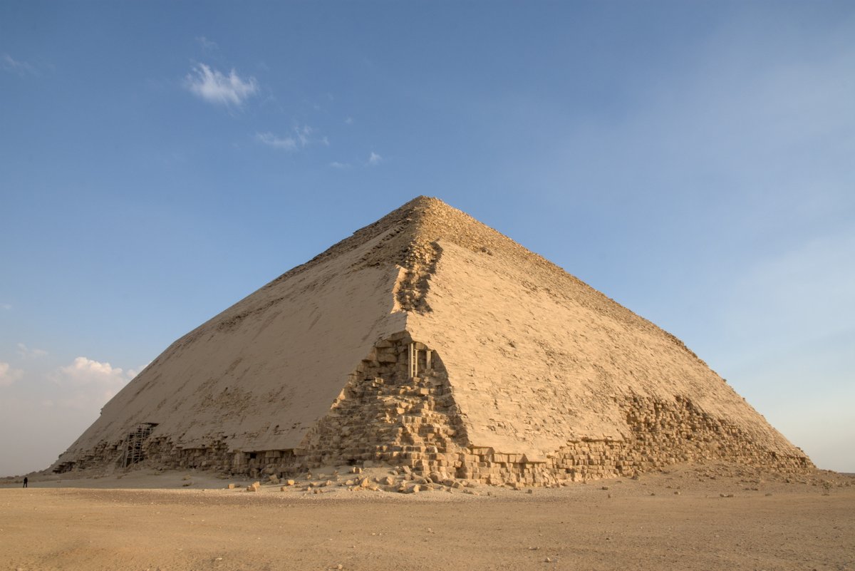 As pirámides de Exipto son tumbas construídas polos faraóns nun período histórico moi antigo, e só se conservan 6 pirámides monumentais en bó estado.
deviaxe.es/2024/01/as-pir…