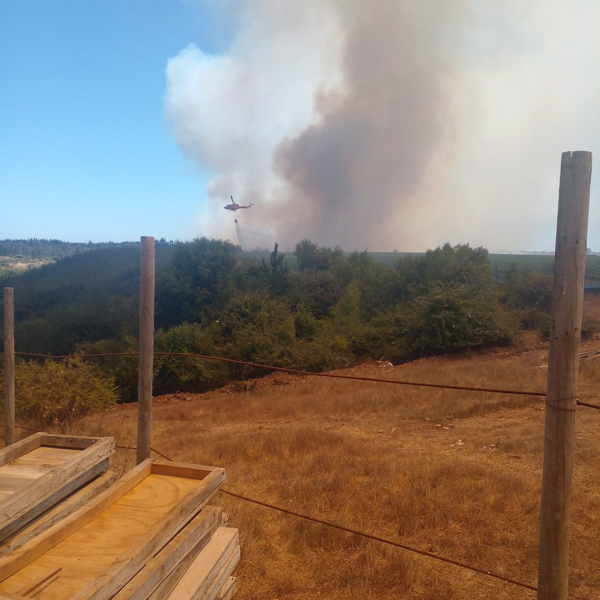 @Carab_OHiggins de la Tenencia Litueche detuvo a un hombre de 35 años, por el incendio forestal del sector La Capellanía, Ruta I 80 G. Estaba trabajando en estructuras metálicas, cortes de esmeril. Senapred declara alerta roja en la comuna de Litueche
#OrdenyPatria