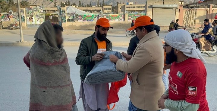 AdanCh19's tweet photo. کوئٹہ میں ٹیم سرعام کے جانبازوں اور پینی اپیل کے رضاکاروں نے سردی میں ٹھٹھرتے مزدوروں اور بے گھر افراد میں گرم کمبل تقسیم کئے۔ ٹیم سرعام اور پینی اپیل کی یہ مہم ملک کے طول و عرض میں جاری ہے۔ 
@pennyappeal  #BlanketDrive https://t.co/I901NmYek7