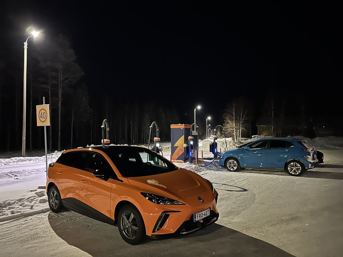 Our 840 km driving day in a snow storm ended in the -22 degree Santasport resort parking in Rovaniemi. Over night Virta AC charging will do good for our poor Chinese EV. Parking was free, but charging is €0,20/kWh. No time limit. We only needed 4 charging sessions on the way ⚡️