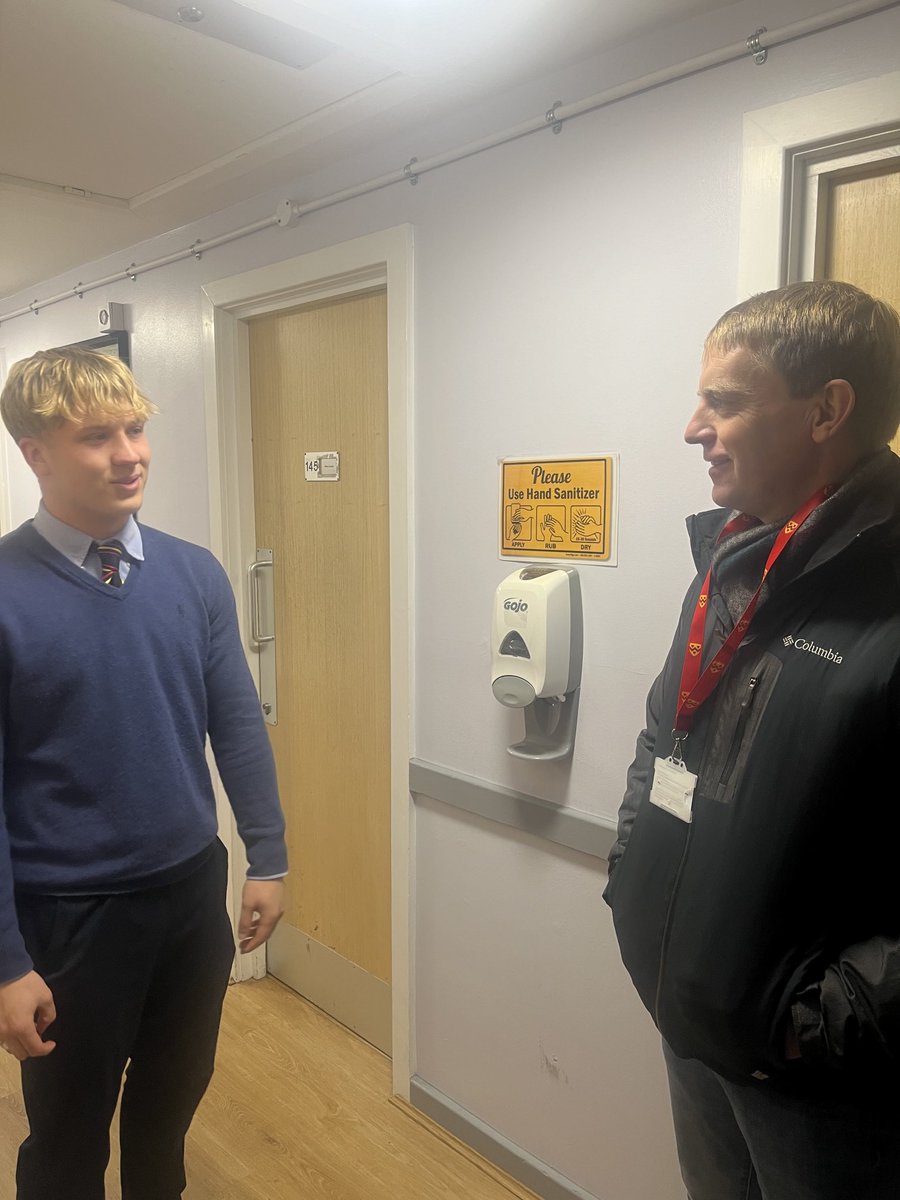 We were thrilled to welcome back #OldOratorian and former School Captain Ben Gordon (OS1993-1998) with his family all the way from Chile! Ben even had a chance to chat with our current School Captain and fellow ⁦@StJohnHouse1⁩ resident 🟡⚫️ #OratoryCommunity #OratorySchool