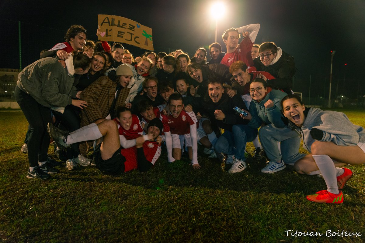 EJCannesFC's tweet photo. Il se passe vraiment quelque chose là ❤️🤍⚡️

Pour le premier choc contre les com' des orgas du campus, nos rouges ont opté pour la raclée : 5-0 pour nos filles, 6-1 pour les gars ! 

Les Canvas c'est sympa, mais pour chambrer il faut éviter de se prendre un score de tennis 🤫 https://t.co/5ZwIQySrUP