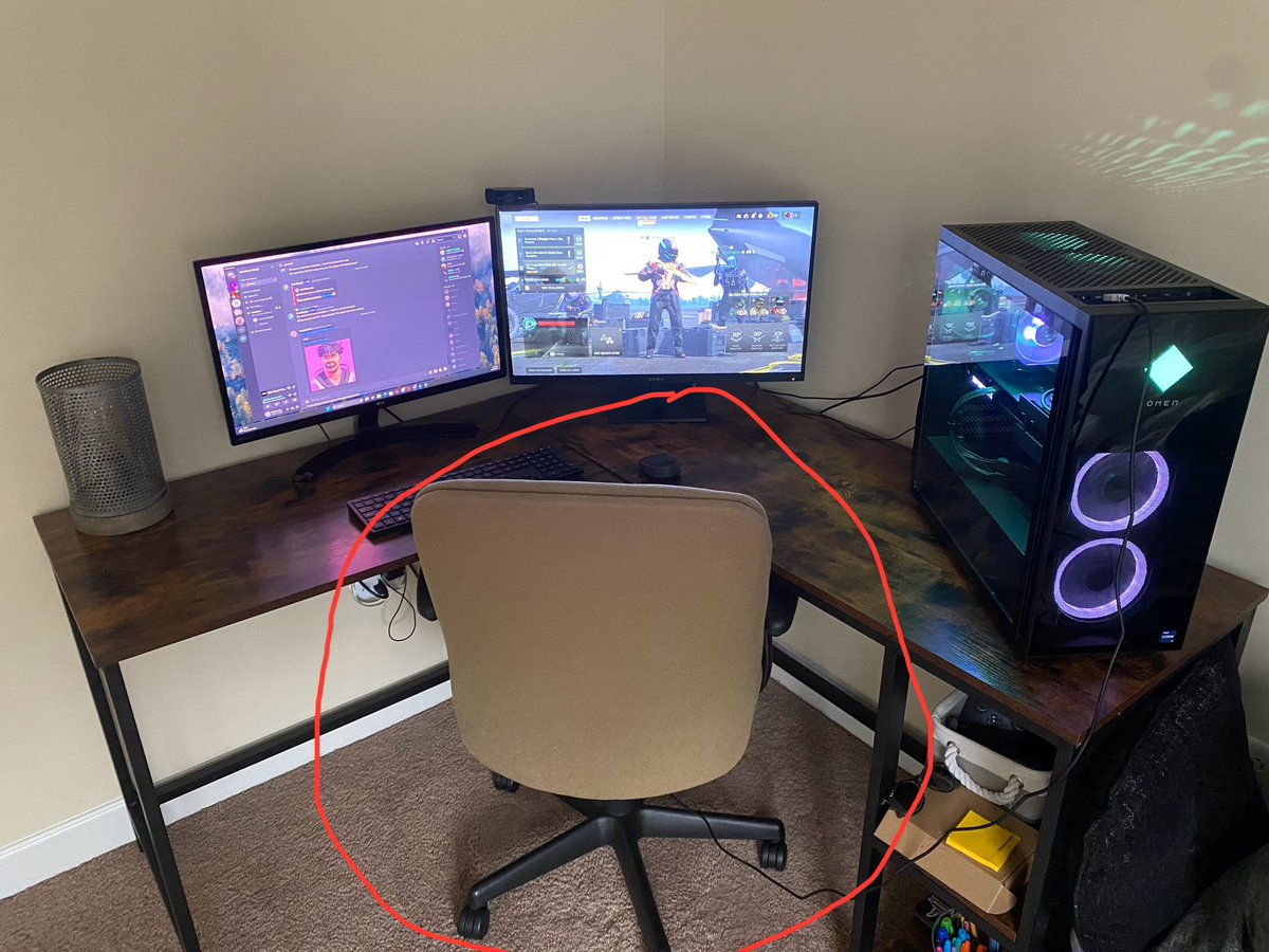 CaptainSupply's tweet photo. I upgraded my gaming room back in September but haven’t had a chance to get around to buy a new gaming chair

Still using one that I pulled out a dumpster back in college 

If I get 1000 retweets before 11:59 PM on Friday, what do you think about hooking
me up

@RESPAWNProducts https://t.co/kwTve3bRW6