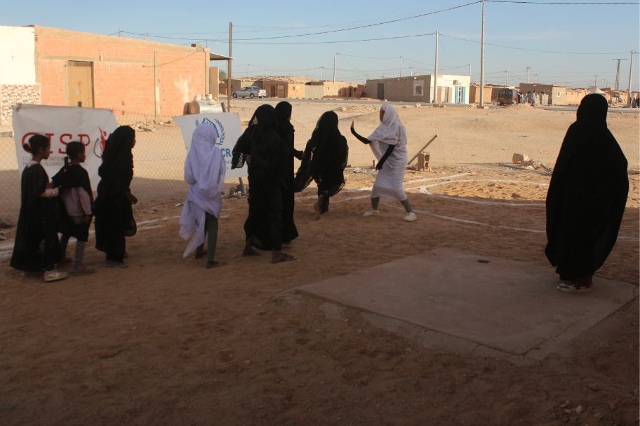 Des compétitions se sont déroulé entre Daïras des 5 camps de Tindouf, et lors de la clôture de ces compétitions les vainqueurs ont remporté des cadeaux bien mérités !
Le but est l’épanouissement des enfants et jeunes sahraouis et la préservation de l’identité sahraouie.
<a href="/CISPorg/">CISP</a>