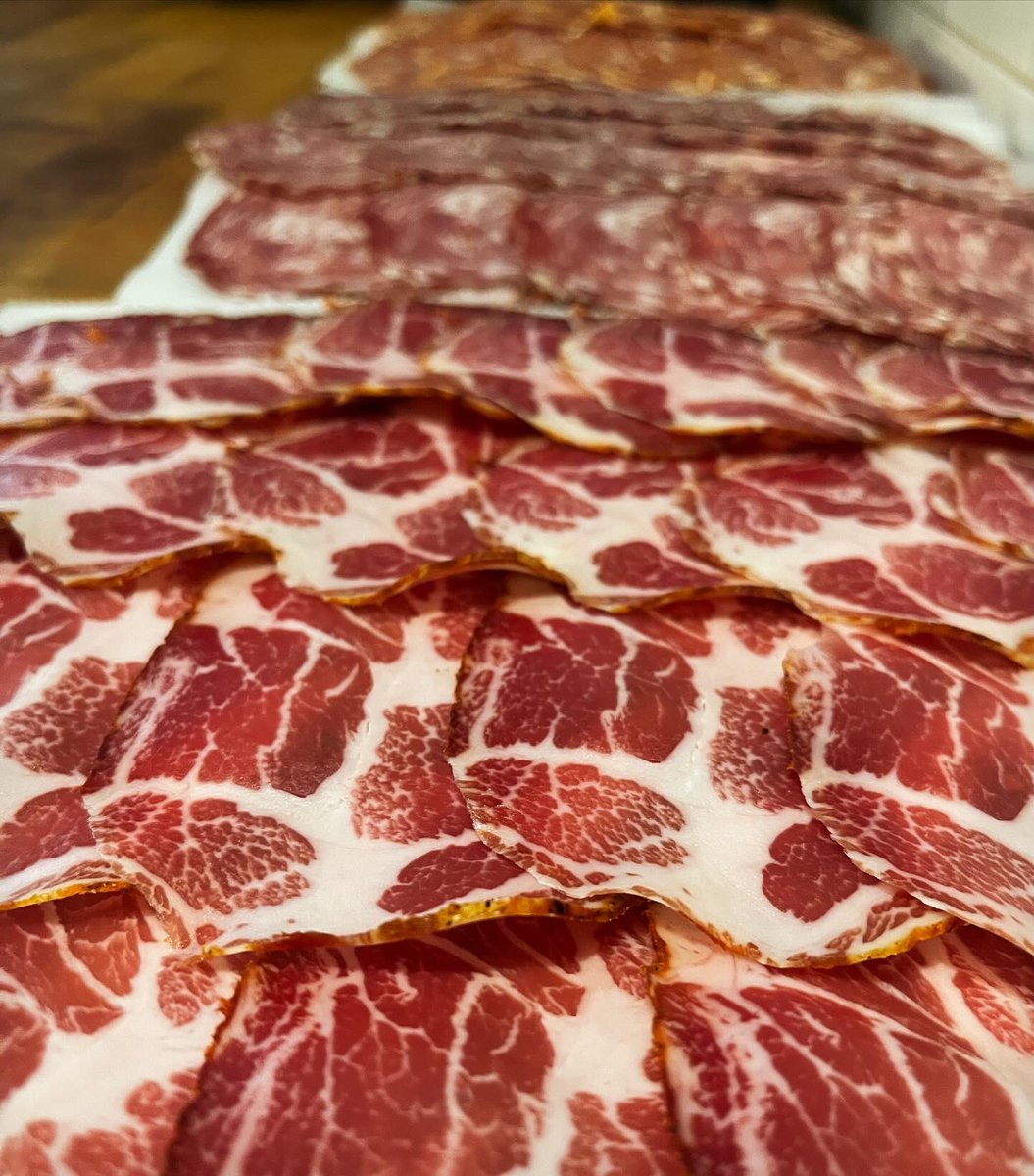 SmokingGoose's tweet image. see stars looking at these stripes 🤩 #marbling #Coppa #WholeMuscleCharcuterie 

📸 pork collar cured with Garlic, Black Peppercorns, Paprika, Calabrian Chili, Cayenne