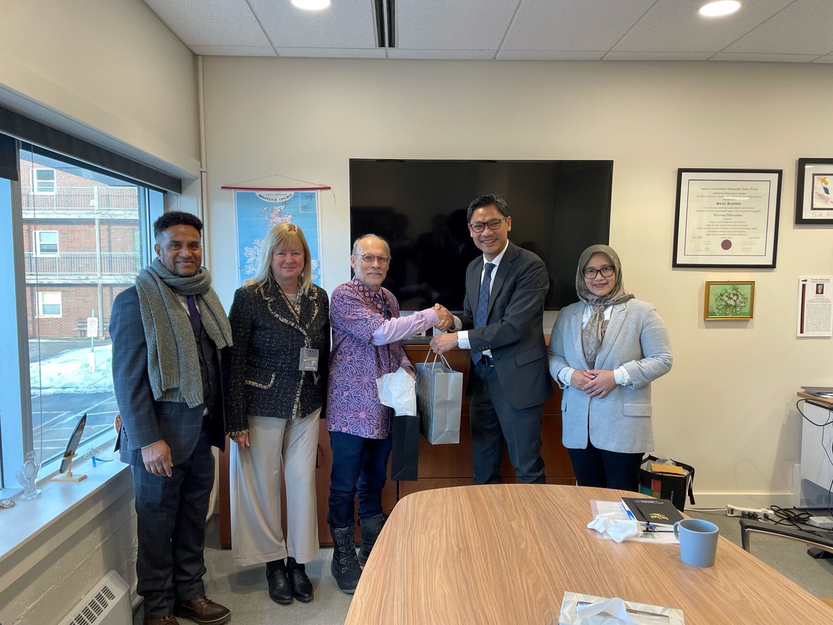 Sonja Knutson (@sonjaeknutson) on Twitter photo Today Memorial hosted the Indonesian Ambassador to Canada. Ambassador Simanjuntak and President Bose discussed deepening relationships between Indonesian institutions & Memorial, especially in the maritime sector as well as IT - great initiatives to come!
<a href="/KBRI_Ottawa/">Indonesia in Canada</a> <a href="/MemorialU/">Memorial University</a> Today Memorial hosted the Indonesian Ambassador to Canada. Ambassador Simanjuntak and President Bose discussed deepening relationships between Indonesian institutions & Memorial, especially in the maritime sector as well as IT - great initiatives to come!
<a href="/KBRI_Ottawa/">Indonesia in Canada</a> <a href="/MemorialU/">Memorial University</a>