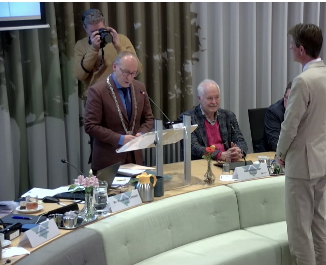 In <a href="/aaenhunze/">gemeente Aa en Hunze</a> <a href="/richardheling/">Richard Heling</a> van de <a href="/aaenhunze_vvd/">VVD Aa en Hunze</a> met 19 stemmen voor unaniem benoemd tot (tijdelijk) wethouder ter vervanging zieke <a href="/bas_luinge/">Bas Luinge</a>