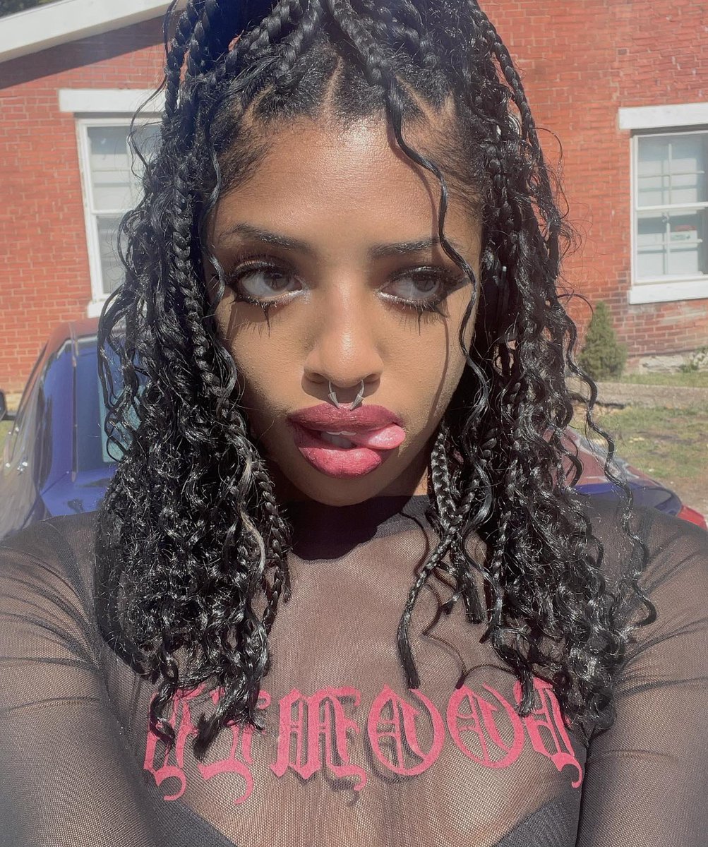 softdollcore's tweet image. new to twitter gonna use this as a blog 🤭 #gothgirl #fypageシ #gothic