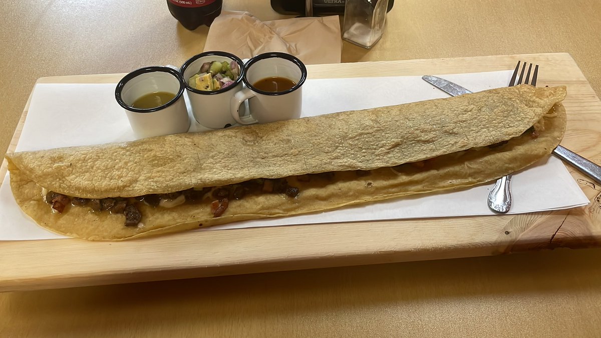 WACHoopsNation's tweet photo. At the recommendation of @Robg1063, I decided to eat lunch at Los Machetes Quesadilla Factory. 

This is the Machete Chilango. 

 21 inches with ham, steak, bacon, cheese, red and green peppers and onions. It also has mushrooms but I didn’t get those. 

@WACeats_ https://t.co/tCtrWalfEY