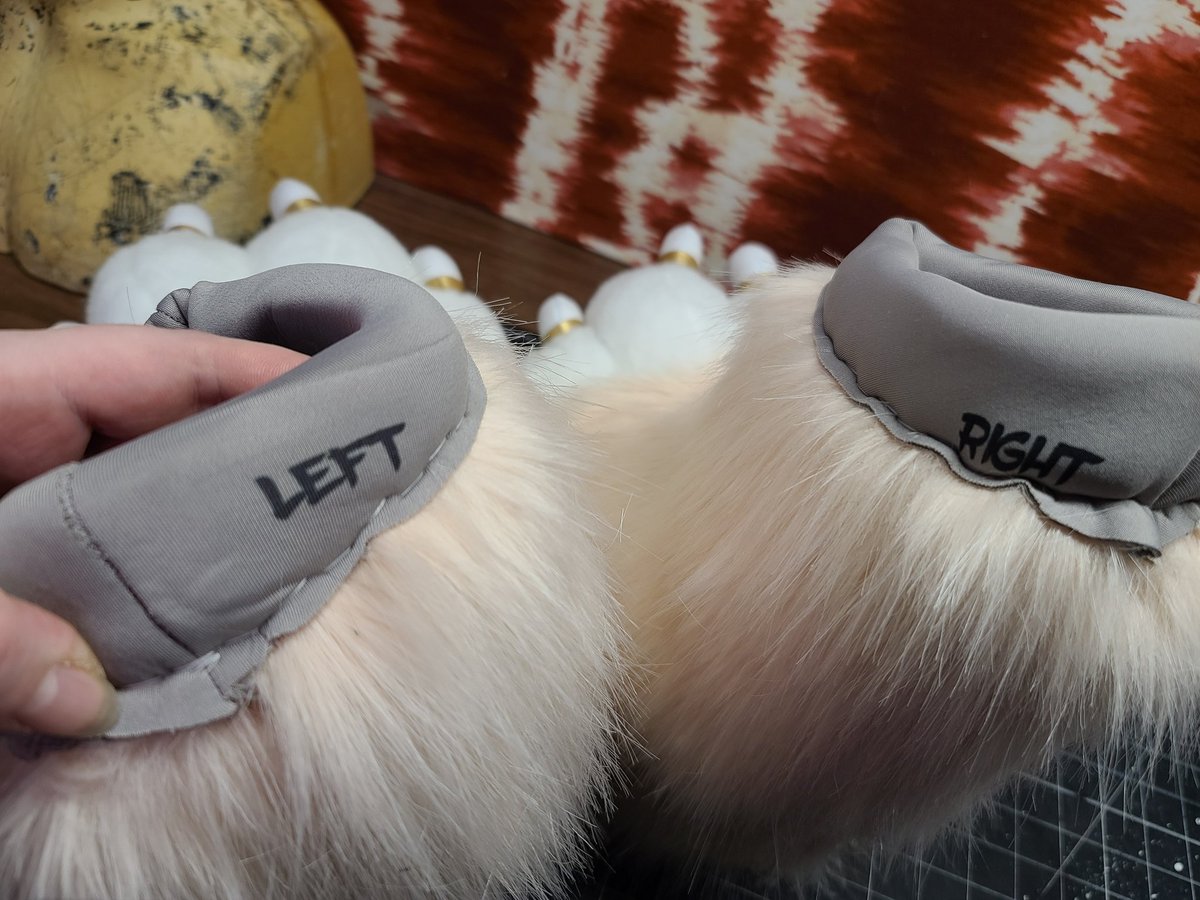 Also finished these feetpaws & armsleeves for Neapaw! I also moved over to dyesub labels of left & right so I don't have to buy tags anymore 😂
