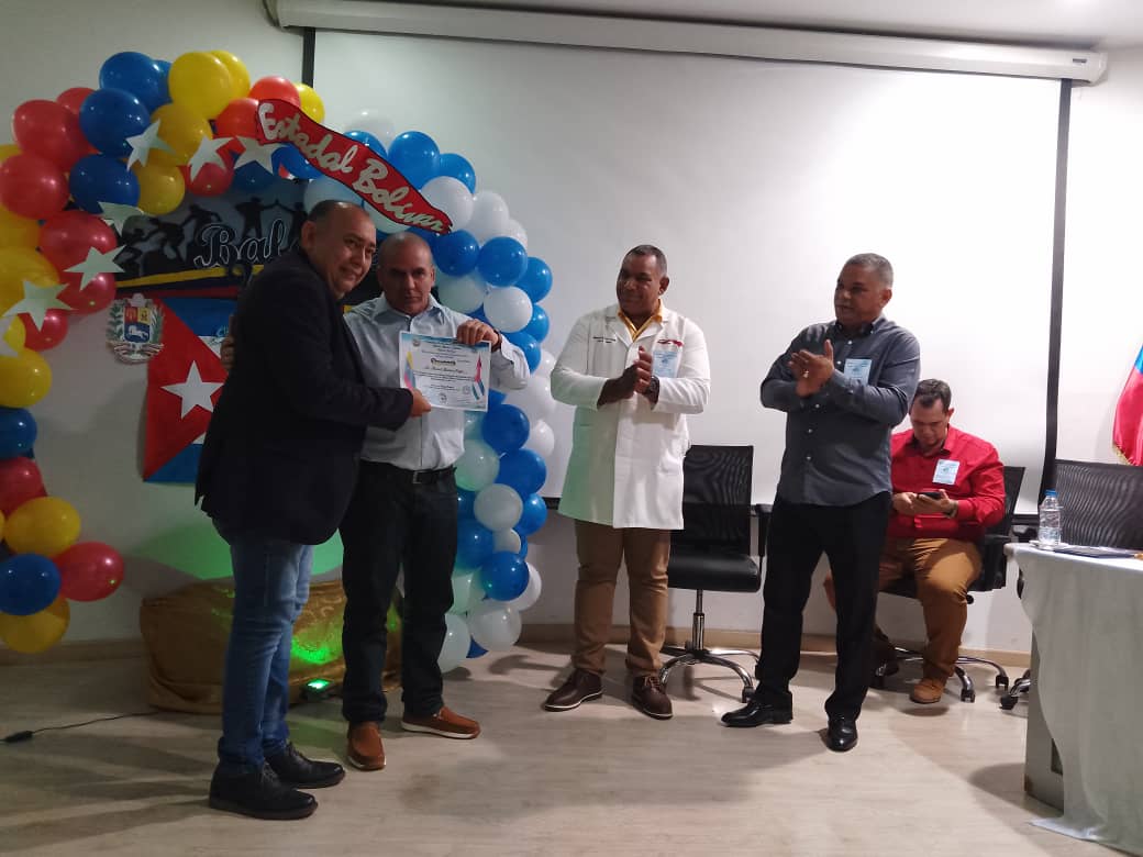 cubacooperaven's tweet photo. En el Estado Bolívar, en un segundo momento del Balance de trabajo se realizó la entrega de reconocimientos a quienes han contribuido a ver en ellos la imagen del porvenir de la Revolución que estamos haciendo. #CubaPorLaVida #Cubacoopera https://t.co/nfHHZdFv4b