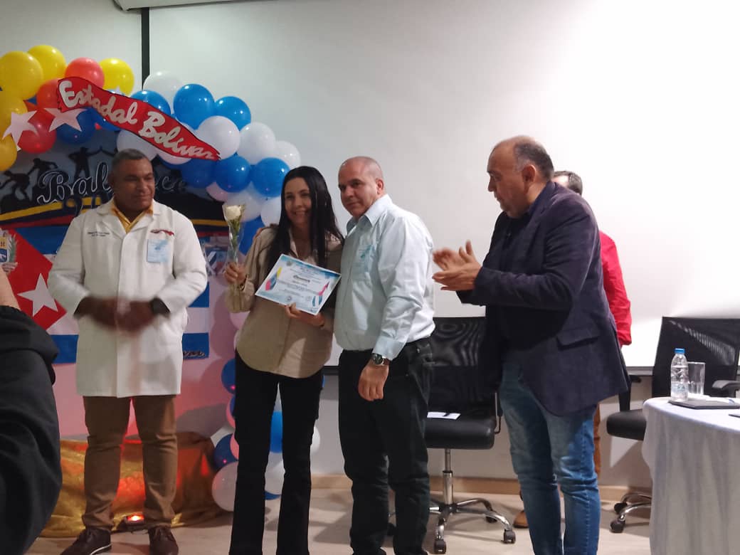 cubacooperaven's tweet photo. En el Estado Bolívar, en un segundo momento del Balance de trabajo se realizó la entrega de reconocimientos a quienes han contribuido a ver en ellos la imagen del porvenir de la Revolución que estamos haciendo. #CubaPorLaVida #Cubacoopera https://t.co/nfHHZdFv4b
