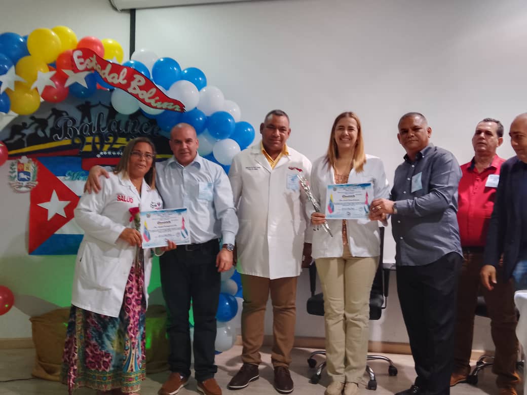 cubacooperaven's tweet photo. En el Estado Bolívar, en un segundo momento del Balance de trabajo se realizó la entrega de reconocimientos a quienes han contribuido a ver en ellos la imagen del porvenir de la Revolución que estamos haciendo. #CubaPorLaVida #Cubacoopera https://t.co/nfHHZdFv4b