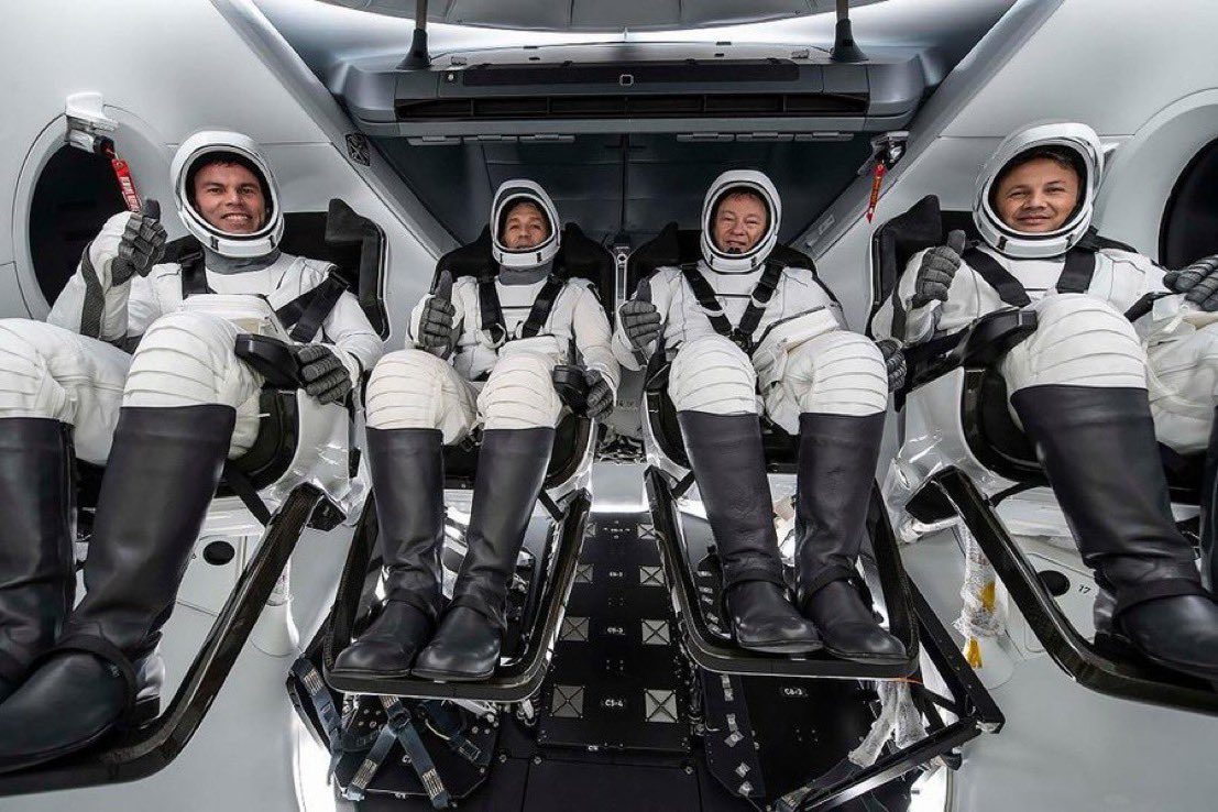 bosunatiklama's tweet photo. Türkiye'nin ilk uzay yolcusu Alper Gezeravcı ve 3 astronot uzay aracına bindi.

• Alper Gezeravcı cam kenarında yer aldı. https://t.co/8KS5Uq62aE