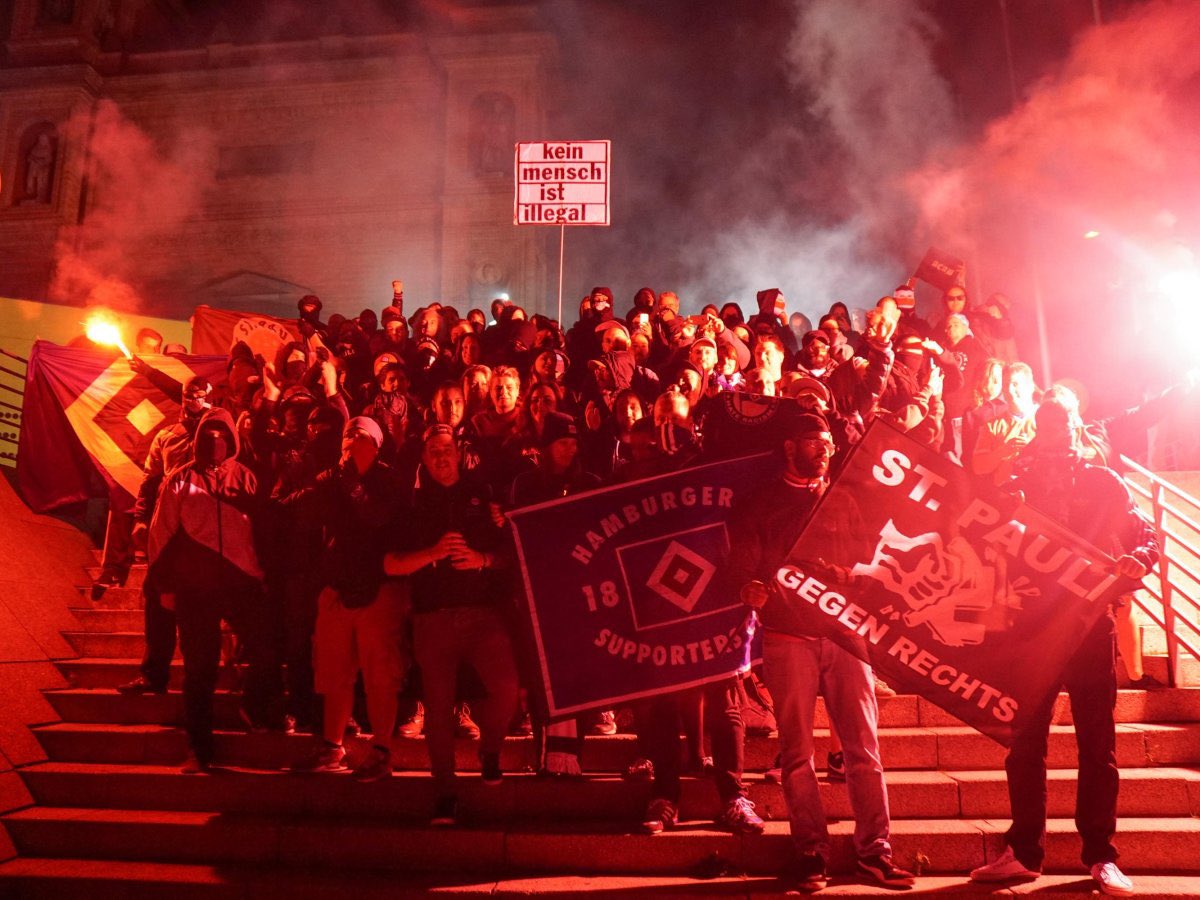 In den Farben getrennt, gegen Rechts vereint! Hamburg bleibt stabil! 🖤❤️
🤜🤛 #ALERTA #HSV #FCSP