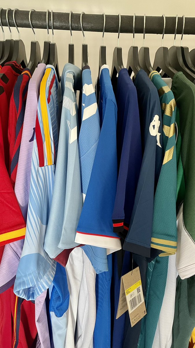 boiteamaillot's tweet image. On est curieux ! 🧐 
Quel est le dernier maillot à avoir intégré ta collection ? 😍