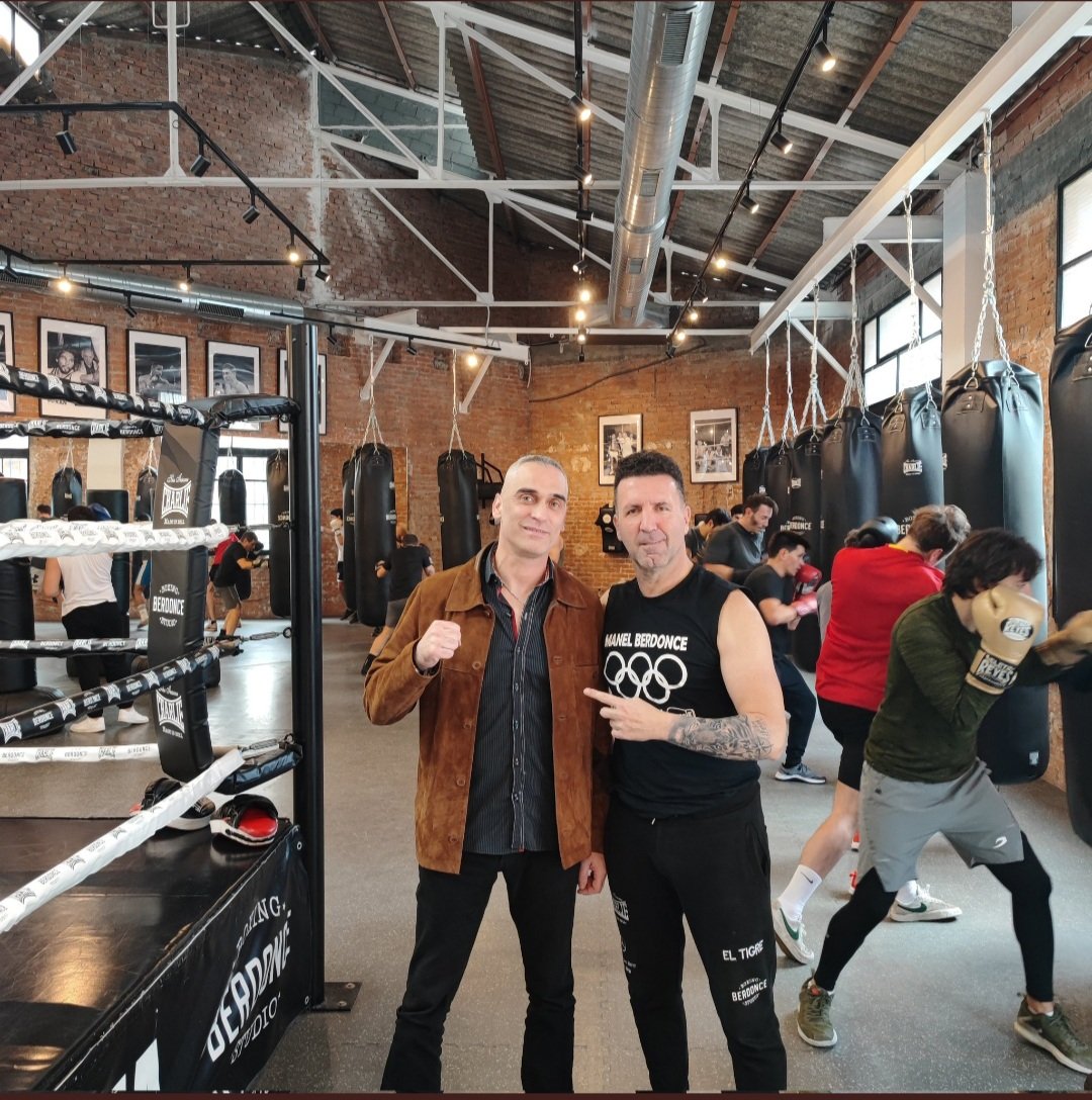 MBerdonce's tweet image. Esta mañana visita al Gimnasio por un tipo en Categoría @Penurias13 
Fuerte abrazo tio grande, gracias por tu visita, siempre serás bien recibido en @BoxingStudio