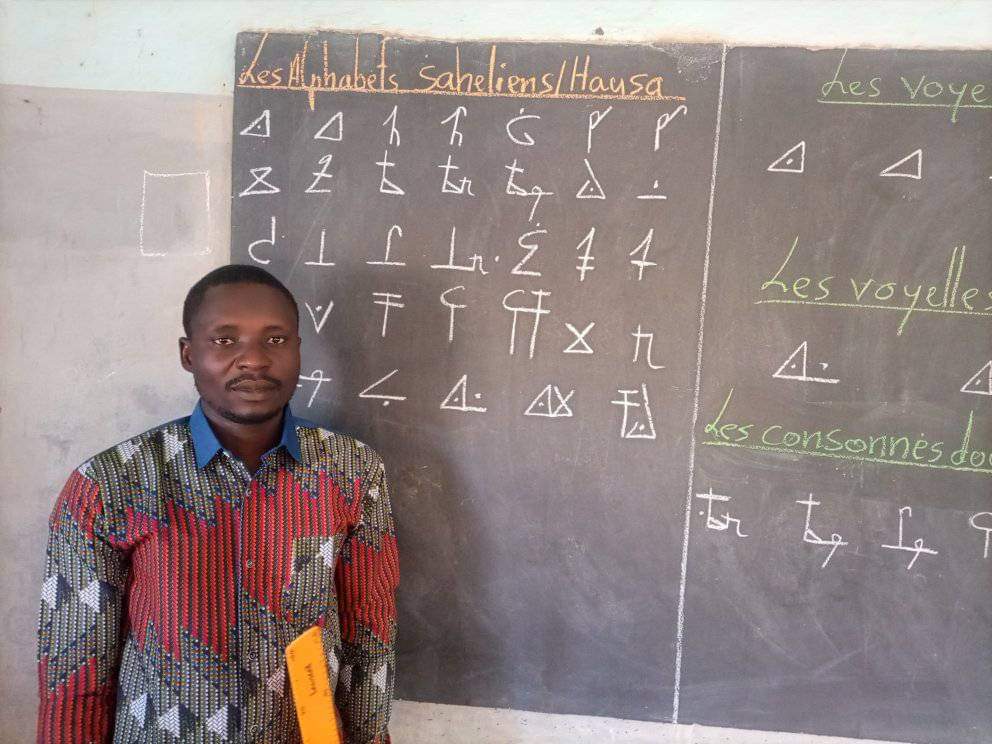 Après l'alphabet #Zarma, Moustapha Amadou, écrivain et enseignant, élabore des chiffres et leurs composants, couvrant ainsi l'ensemble du système linguistique du Mali, du Burkina Faso et du Niger. 

Une démarche créative et inclusive qui transcende les frontières linguistiques.