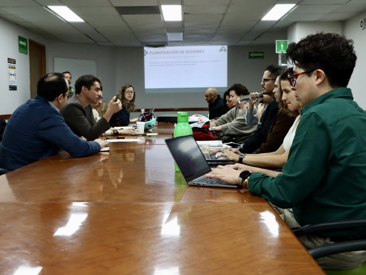 La seguridad vial es un trabajo conjunto 🤝

Esta mañana, nos reunimos con asociaciones civiles para analizar e implementar mejoras a la infraestructura ciclista, especialmente en el uso de los carriles bus-bici para garantizar la seguridad de ciclistas.