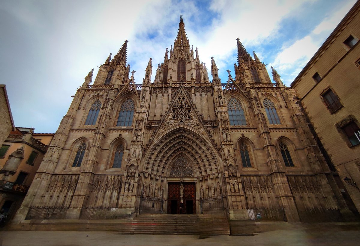 #barcelona🇪🇸 #spain🇪🇸 #barcelona #spainwinter #barcelonacity #barcelonaspain #barcelonaespaña #ezpaña🇪🇸 #barcelone #cathedral #cathedralbarcelona #cathedralbarcelona🇪🇸