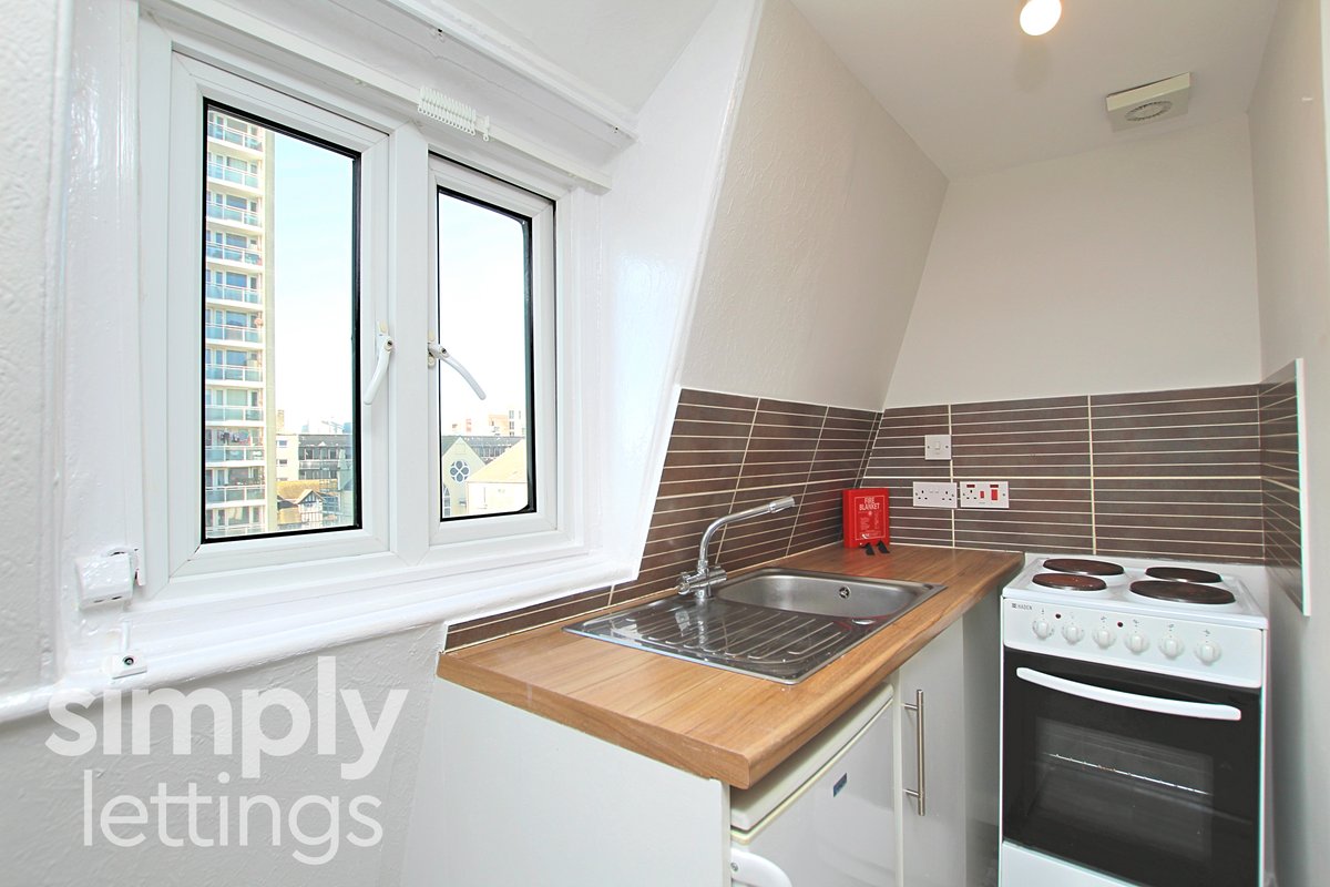 simplylett's tweet photo. #ToLet A modern #Bedsit with privat shower, located in #KempTown #Brighton - £750PCM inc Council Tax & Water Rates! PROPERTY DETAILS: https://t.co/TJfxAx7WP2 VIDEO TOUR: https://t.co/5Ws62VsyhY Call 01273 729 000 to view! #Lettings #Property #SimplyLettings https://t.co/VdJxTUDAG8