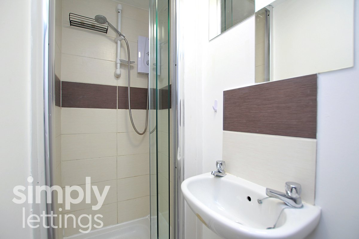 simplylett's tweet photo. #ToLet A modern #Bedsit with privat shower, located in #KempTown #Brighton - £750PCM inc Council Tax & Water Rates! PROPERTY DETAILS: https://t.co/TJfxAx7WP2 VIDEO TOUR: https://t.co/5Ws62VsyhY Call 01273 729 000 to view! #Lettings #Property #SimplyLettings https://t.co/VdJxTUDAG8
