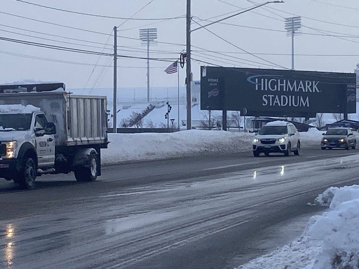 DaveMcKinley2's tweet photo. The task of clearing out the stadium where the #Bills host #Chiefs in the #NFL playoffs this weekend is underway. Shovelers have begun clearing aisles of several feet of snow as another dump truck hauls snow scooped from parking lots. More at 4:30,5,&amp;6 on @wgrz TV 2 #BillsMafia https://t.co/7tTa5K3ttd