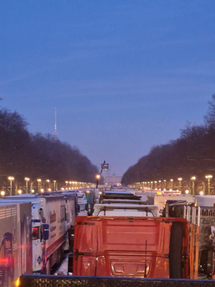 FrankAD64's tweet photo. Berlin heute Abend. Massivste Demos nun auch der Speditionen gehen weiter. Nichts in den Nachrichten bisher.
--------
Ich werde meine Zwangsgebühr für @ZDFheute und @ARD_Presse einstellen. https://t.co/vGIAHvkpeg