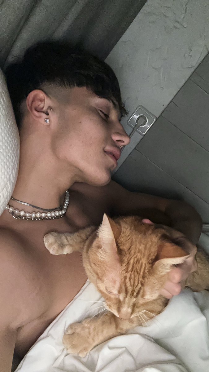 mllanoss_'s tweet image. la única que me quiere