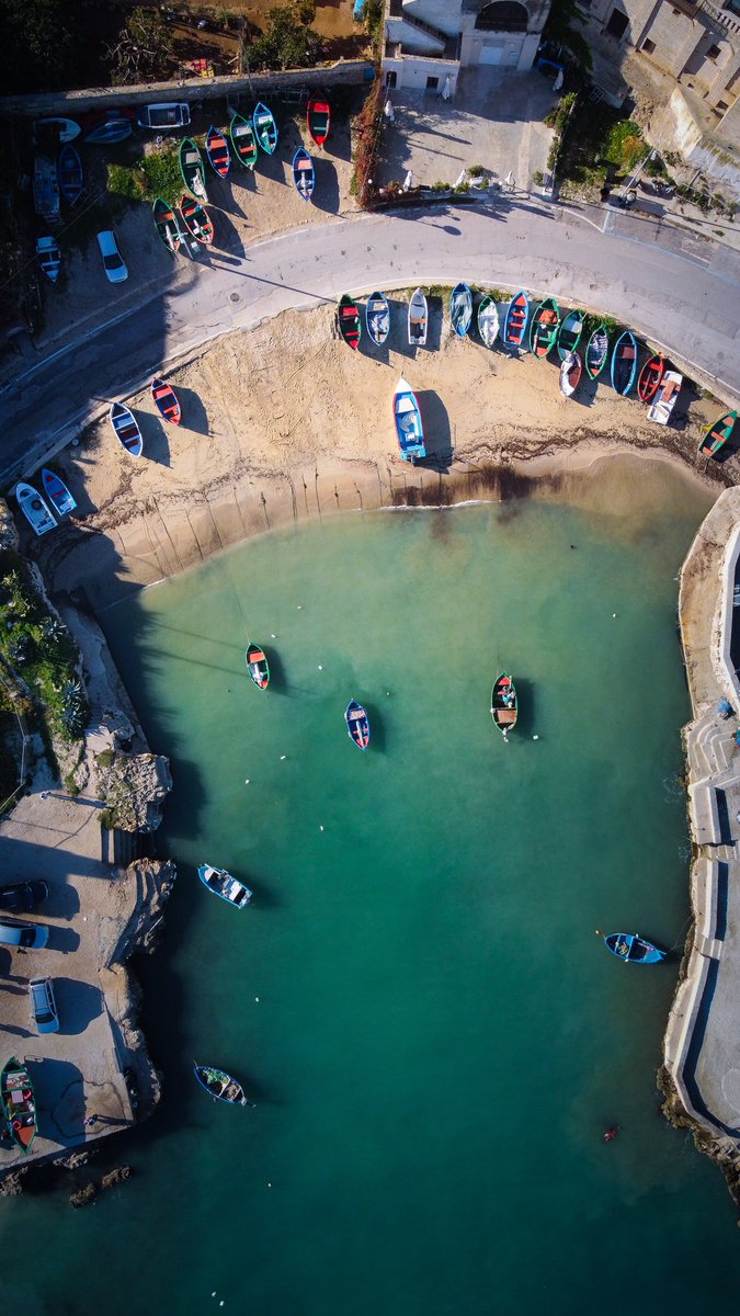 Rincones molones de la #Puglia: #SanVito.
Se trata de una pequeña cala ubicada muy cerca de #Bari.
Siempre está frecuentada por pescadores locales, de ahí las pequeñas barquitas de colores que se balancean al ritmo del mar.
Nos encantó el ambiente de este lugar.
😍🌵🇮🇹