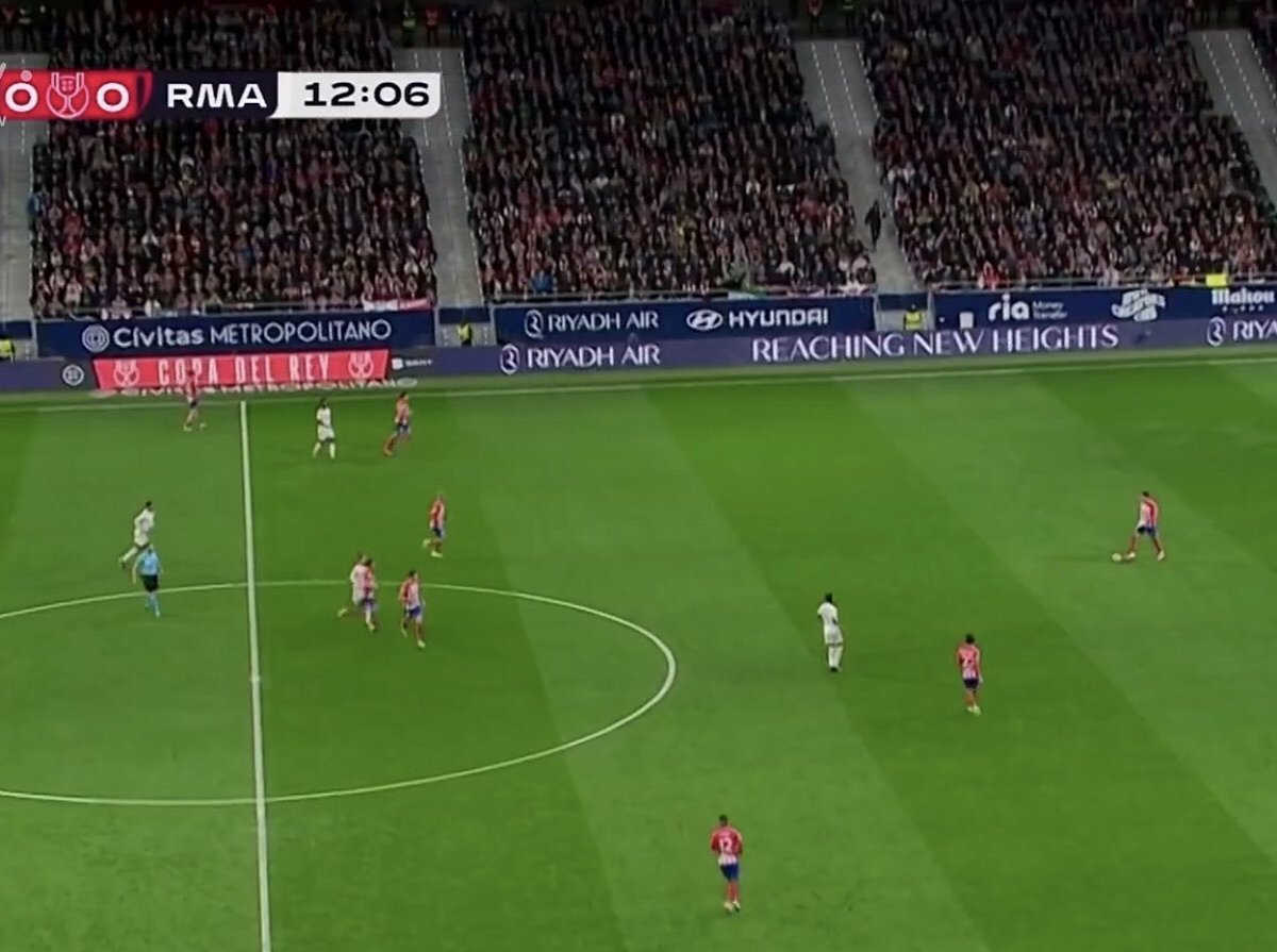 المصور قاعد ببيته يعني وعم يصور ولا شو الوضع ليه التصوير بعيد بمباراة ريال مدريد واتلتيكو ؟!!