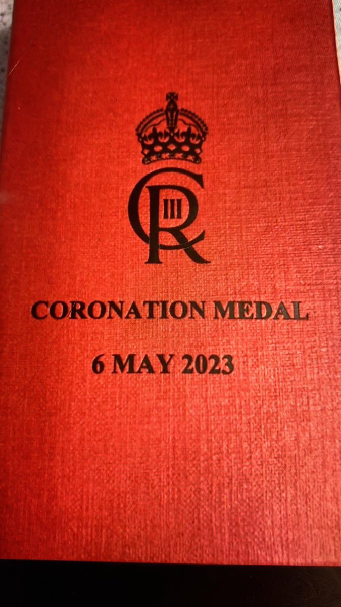 We may be few but we are here! ‘Dickie’ Henderson receives his medal for leadership during His Majesty’s Coronation. “(An honour to) represent the RFA on a national level, bringing us to the attention of the public.” @RoyalFamily @RoyalNavy Read👇🏻 royalnavy.mod.uk/news-and-lates…