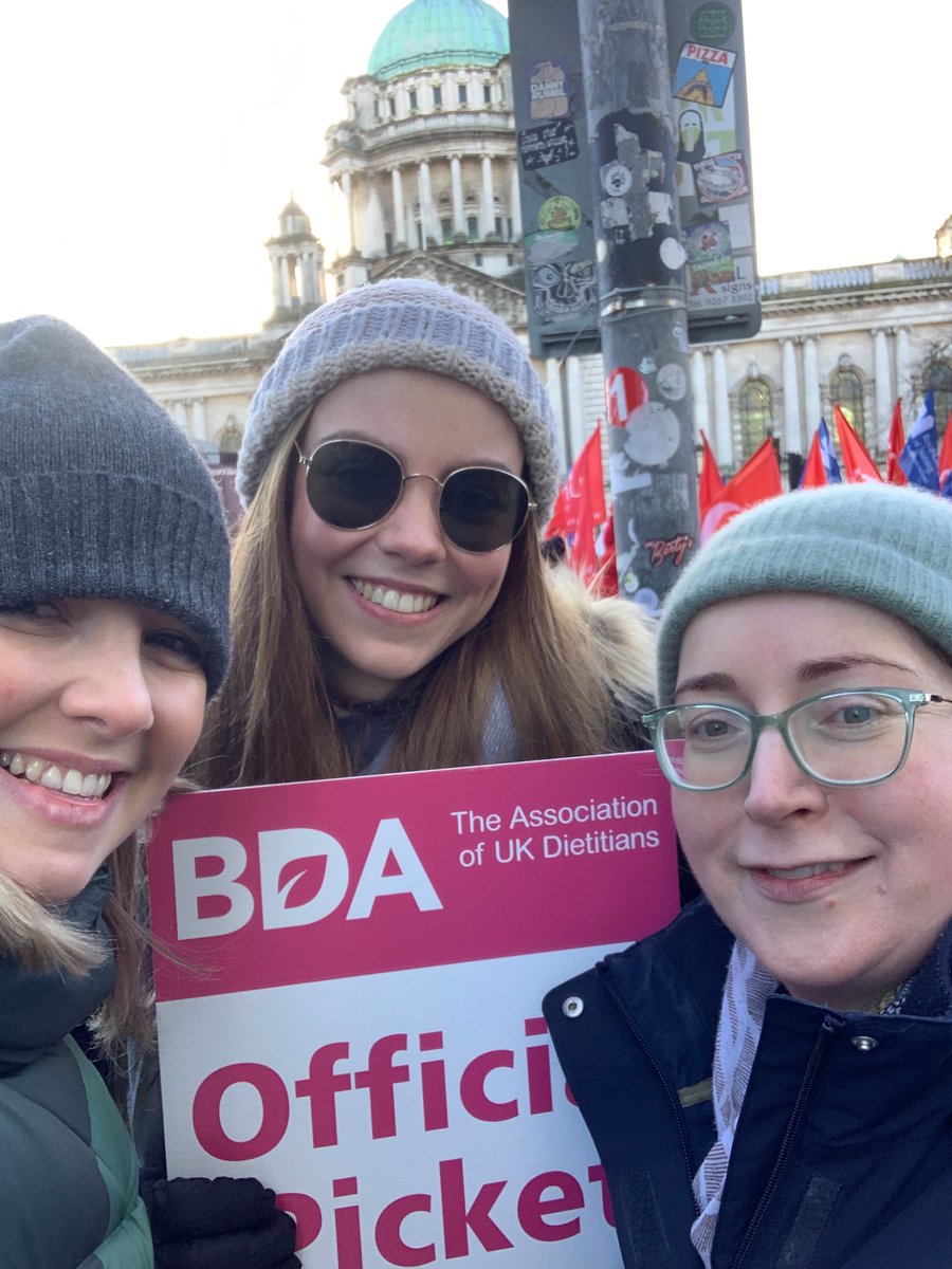 Thank you to @KateNicholl from @allianceparty for taking the time to listen and show support for @BDANIreland dietitians striking today for the first time ever! Demanding #payparity so we can retain & build our workforce of dietitians & our support workers 🙌💪 @BDA_Dietitians