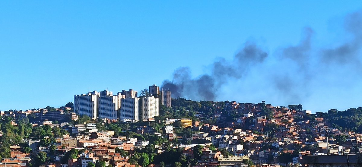 Humo de grandes proporciones detrás de las residencias Loma Alta, Petare.
#Incendio
#18Enero
