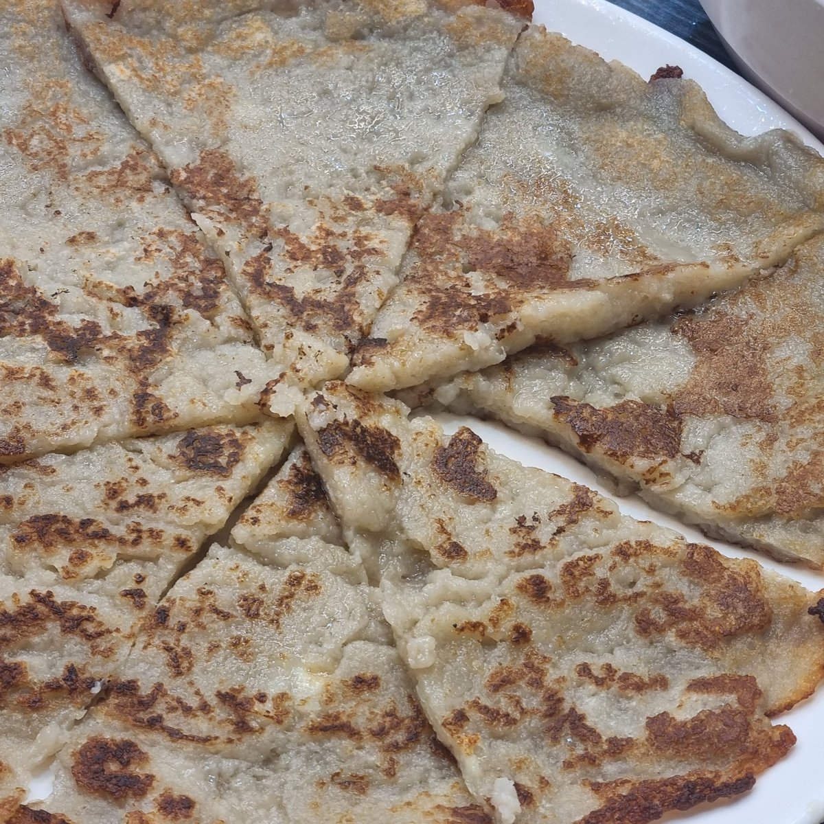 muk_archives's tweet photo. 뚝섬 훼미리손칼국수보쌈에 가다..
보쌈정식+감자전 조합으로 먹었는데 배추에 고기+김치 올려서 한입 와악 먹고 콱콱 씹으면 이곳이 한국인의 밥상.. 영혼이 채워지는 맛..😇 거기에 진한 칼국수 국물 쾁쾁 퍼먹고 면도 마셔주고(?... 감자전도 이미 고소쫀득챱챱한 맛이라 간장없이도 완벽한 맛..🐷 https://t.co/hzlTknKMVl