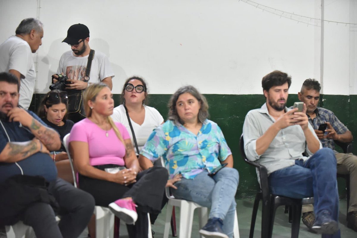 RecavarrenO's tweet photo. #VillaElvira  Plenario de los espacios  integrantes del @unionxlapatria Refleccionamos acerca de la situación actual y la magnitud de los daños que provocaría la aprobación del DNU y ley Obnibus
#El24TodosALaCalle @joserarteaga @SergioMassa @Kicillofok @Julio_Alak @fsaintout https://t.co/EQVAD4EWqR