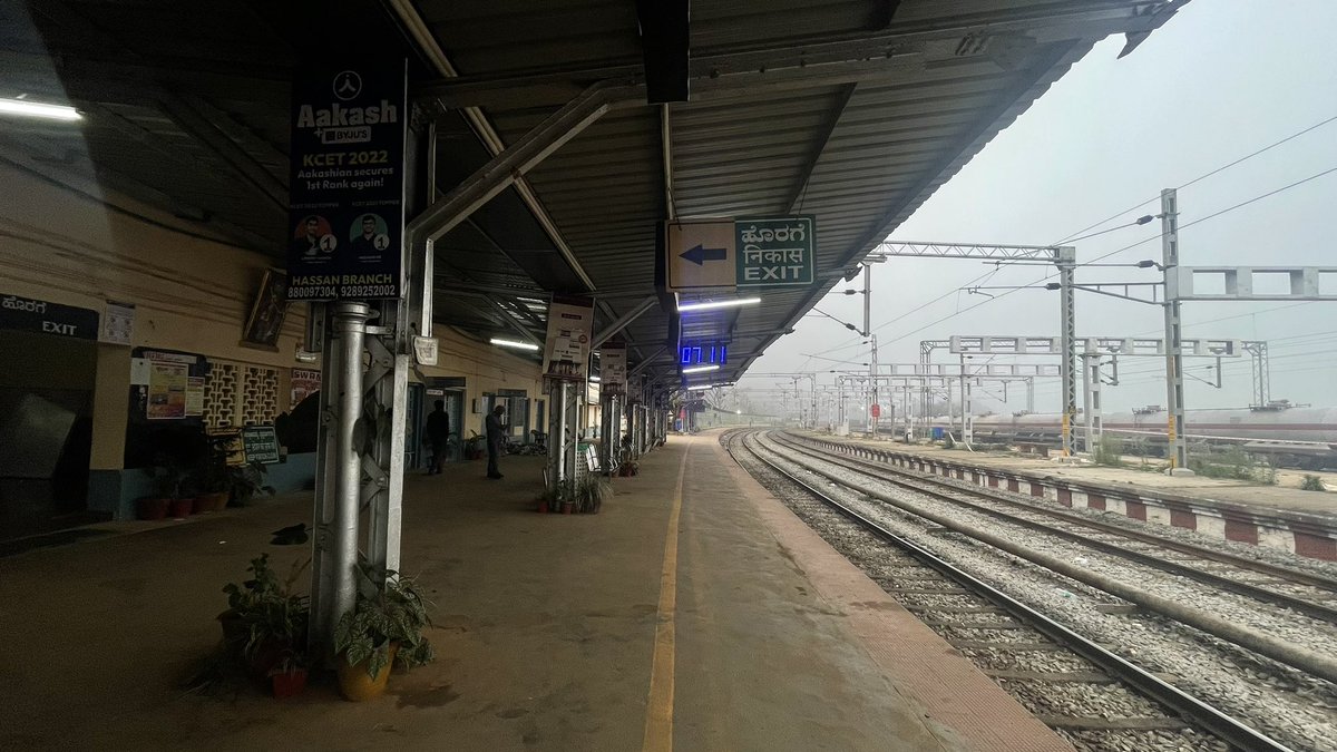 14 years ago, Sakleshpur was a sleepy railway station with zero phone connectivity and very few passengers. While the number of people on the platform hasn’t changed, it’s a bittersweet feeling to see the place become a town (with 5G network) #IndianRailRomeo