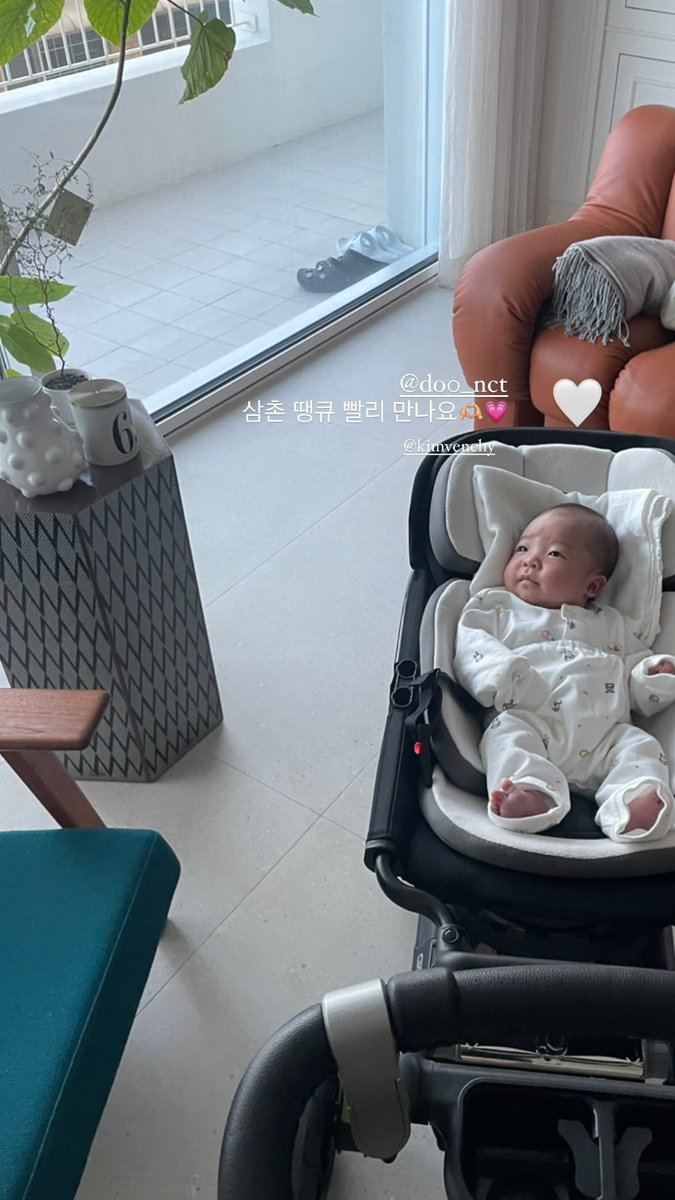 도영이 스타일리스트님 애기한테 선물했나봐🥹 도영삼촌🥹🩷