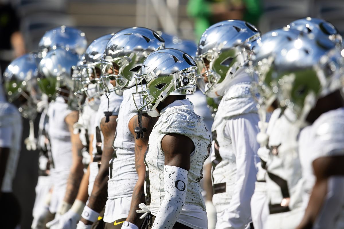 #AGTG After a great conversation with Coach Hampton I am truly humbled and blessed to receive an offer from the university of @oregonfootball #GoDucks 🦆 @Coach_CHampton @coach_traylor @SOCGoldenBearFB @MikeRoach247 @Jason_Howell @GHamilton_On3