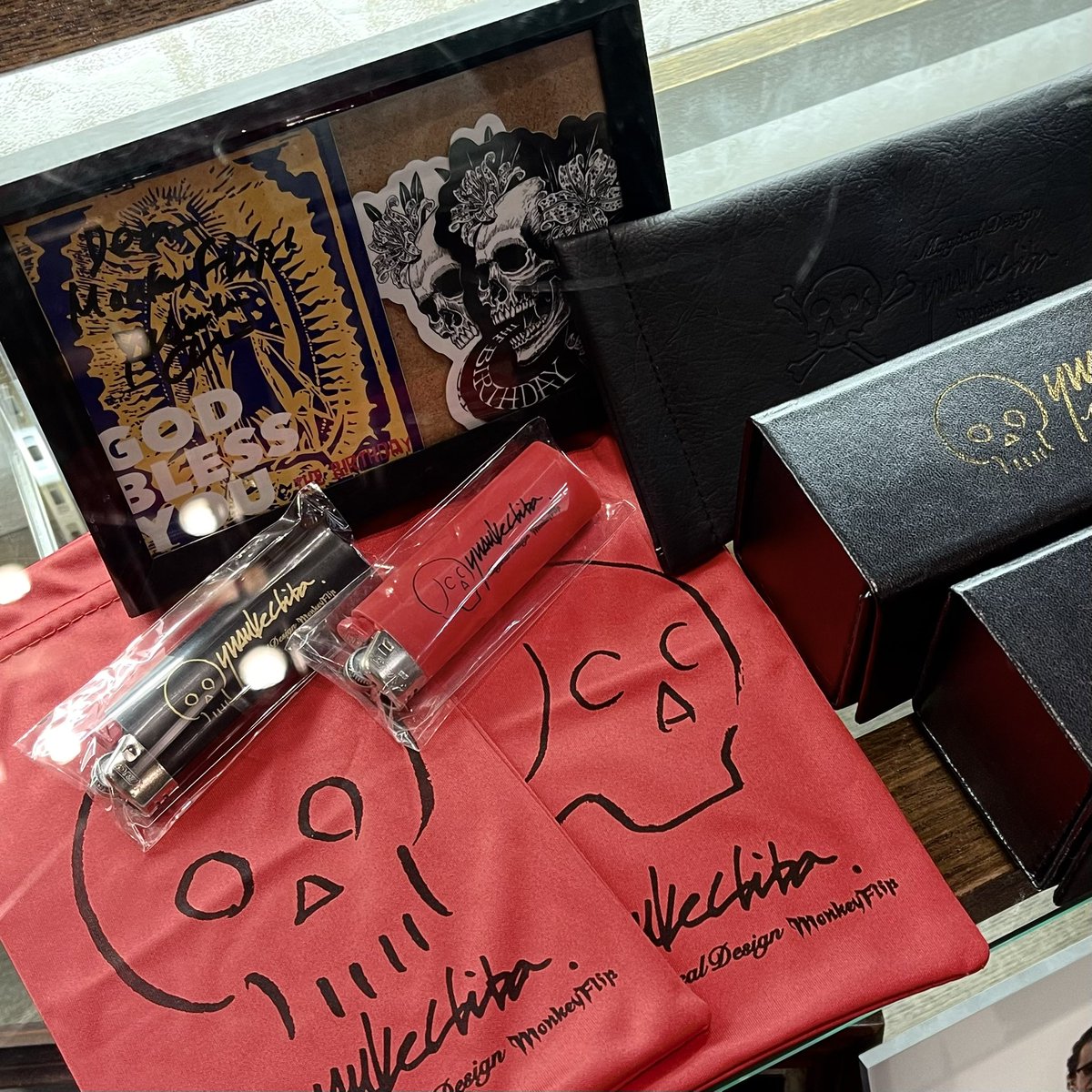 MonkeyFlipHS's tweet photo. 本日はThe Birthday
チバユウスケ氏の献花の会
『Thanks！』が執り行われます

MonekyFlipでは本店にて
チバさんとの歴代コラボモデルを
展示させていただきます

お時間の許される方は
是非お立ち寄りくださいませ

展示期間:1/19(金)~1/31(水)まで https://t.co/J58uCKugaD