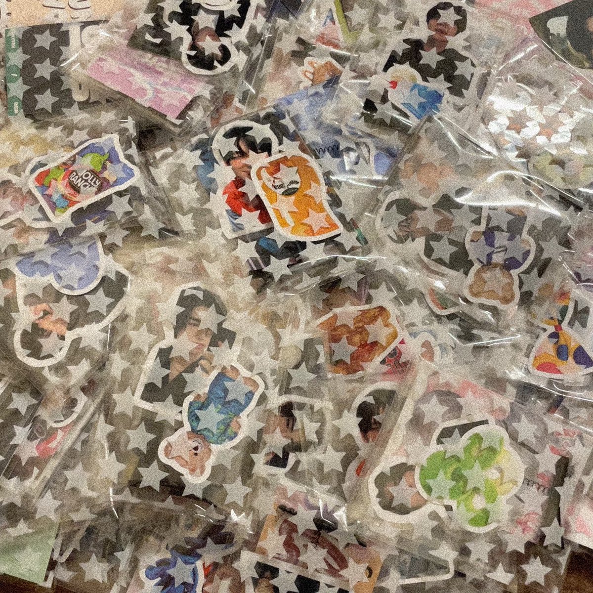 strowbaeRiki_05's tweet photo. HI ENGENEs ♡ 
i have some freebies for FATE day 2 in SG (place: TBA ㅠㅠ)
‼️how to claim: like and retwt - pls show me at the venue‼️
⭑ each pack have: 
𐙚 1 hair clips &amp; 1 photocard &amp; 1 sticker
💛 20 duck hair clips for Riki biased
xoxo ꒰ᐢ. .ᐢ꒱
#FATE_IN_SINGAPORE 
#ENHYPEN https://t.co/vZoclUrere