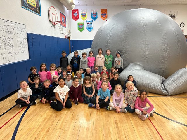 Fun afternoon in Star Lab for our 1st graders at Whittier! This is a great learning experience for our students, and a fun one, too! #dg58pride #dg58learns