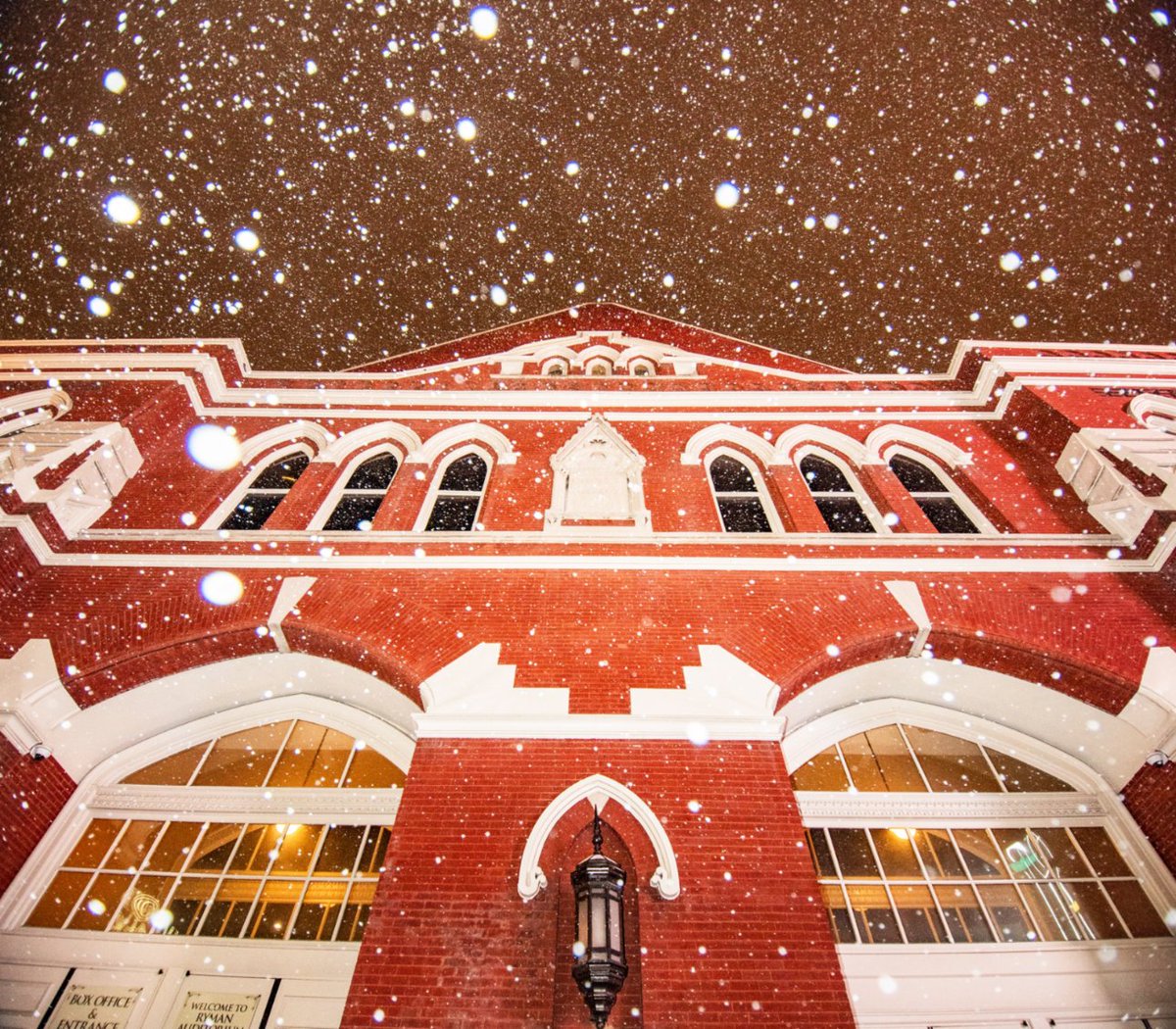 She looks pretty in white ❄️