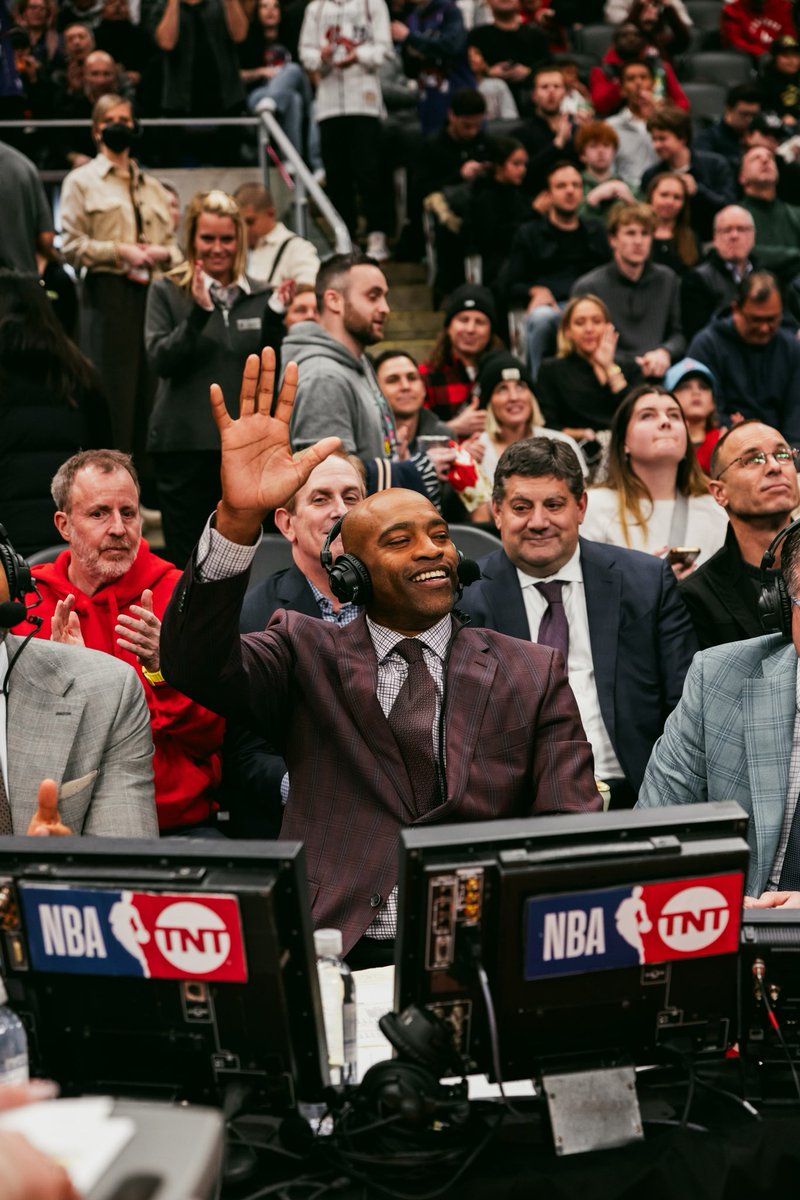 Raptors's tweet image. @mrvincecarter15 in the building 🫶