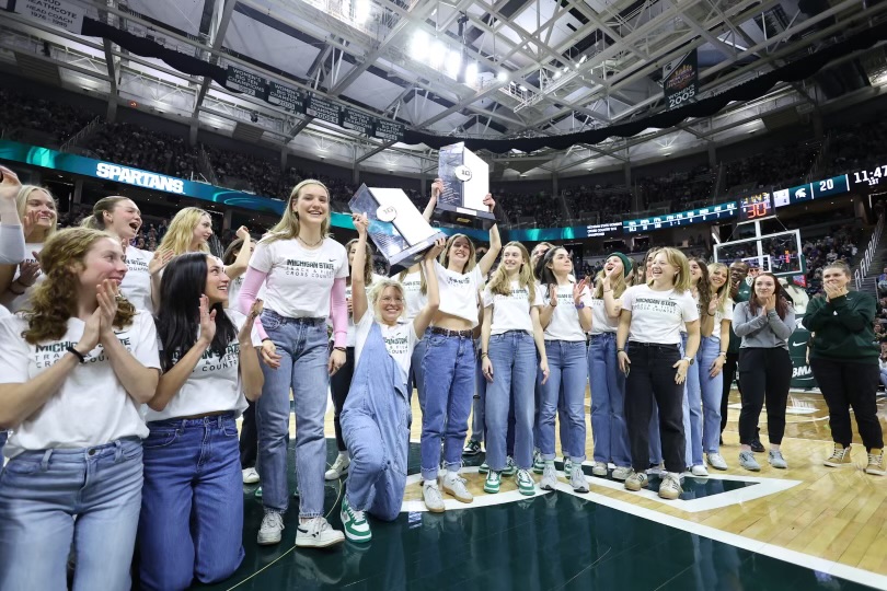 MSU Track & Field/Cross Country (@msu_tfxc) on Twitter photo Seems to have been a basketball game at the B1G champs' recognition π
Thanks for having us <a href="/MSU_Basketball/">Michigan State Men's Basketball</a> !
#GoGreen Seems to have been a basketball game at the B1G champs' recognition π
Thanks for having us <a href="/MSU_Basketball/">Michigan State Men's Basketball</a> !
#GoGreen
